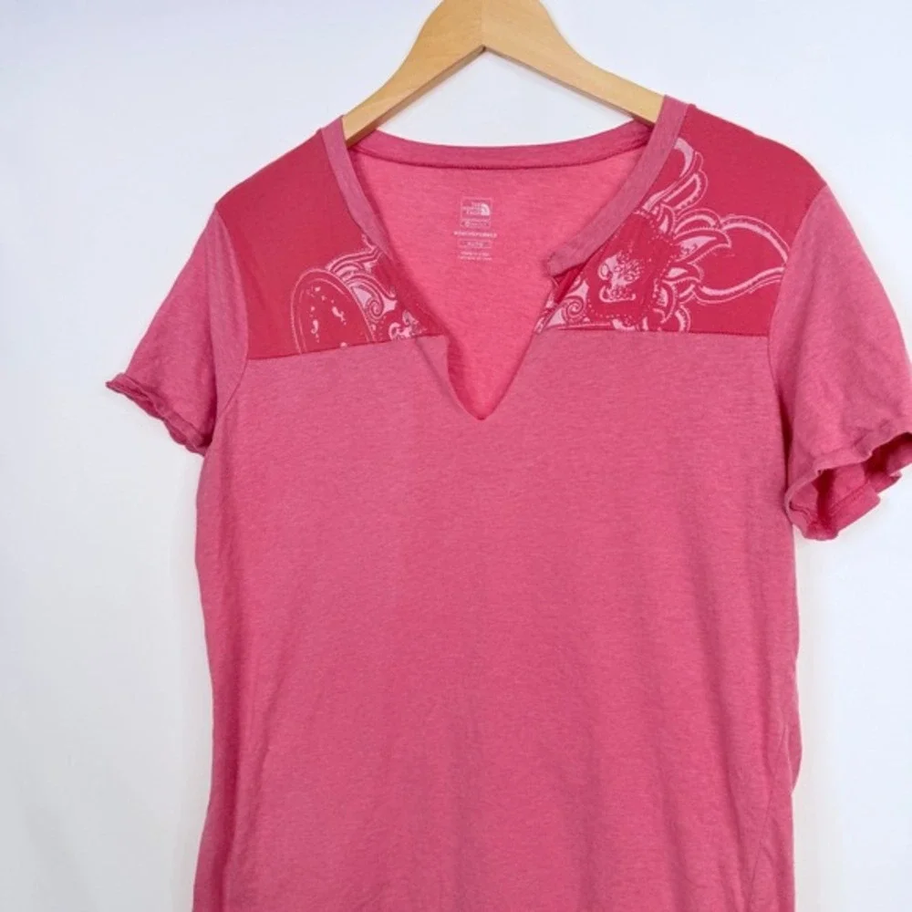 The North Face‎ T-Shirt Women XL Pink Short Sleeve Split Neck Cotton Paisley - Picture 6 of 7